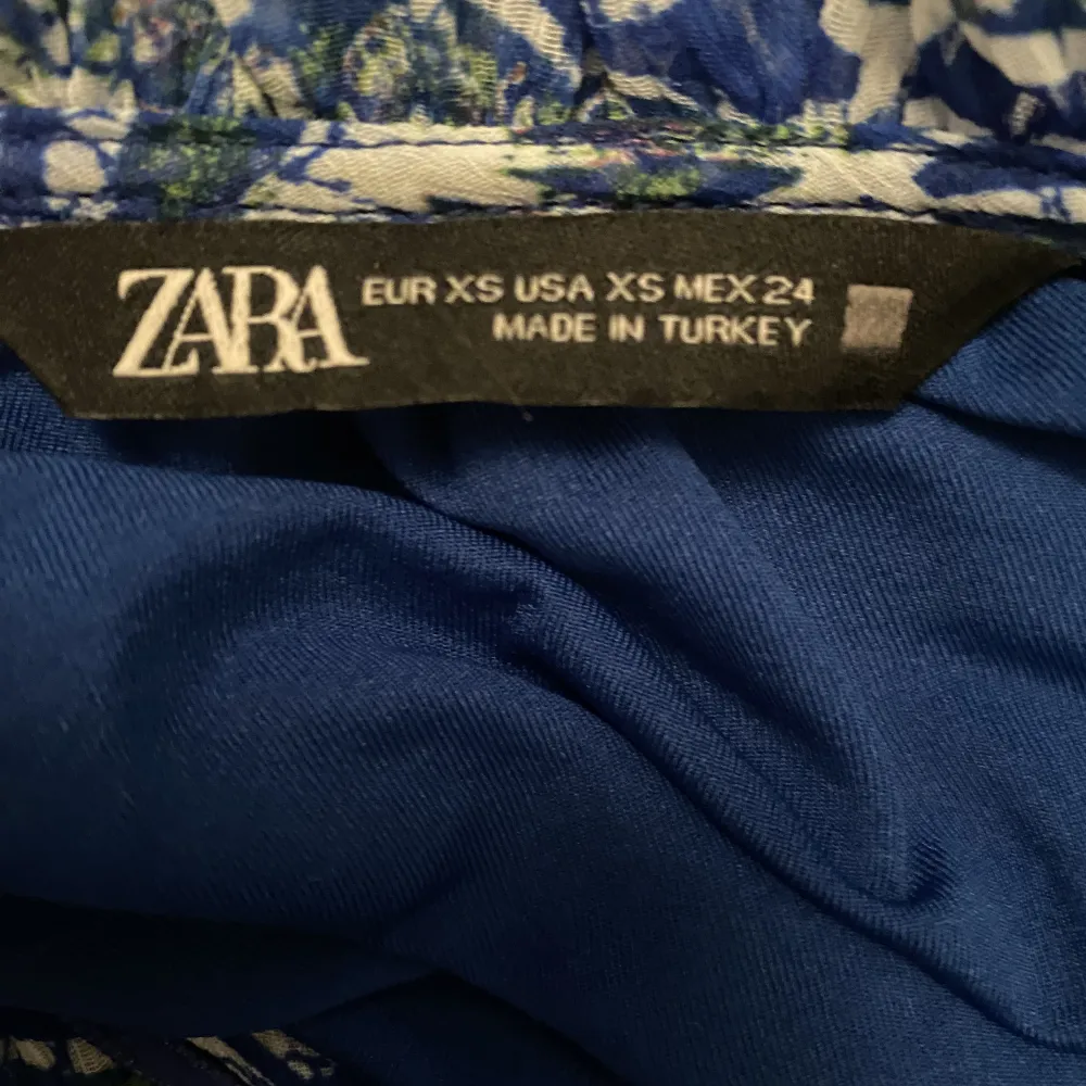 Säljer denna slutsålda Zara klänning, helt oanvänd🥰 Orginalpris: 399kr❤️ Strl XS  Tryck ej på köp nu!. Klänningar.