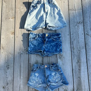 3 fina jeansshorts - 3 fina jeansshorts. 💖Alla är från Lindex men de ljusblå är inte samme kollektion som de andra. De är i storlek 152 medans de blommiga och de med fjärilar är i storlek 134. Pris för alla tre 150kr. 💕