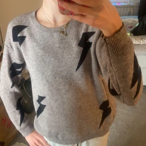 Stickad tröja🩷 - Säljer denna jätte mysiga stickad tröjan som är perfekt till hösten🩷 hör av er vid frågor!