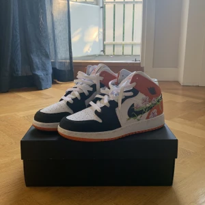 Air Jordan 1 mid basketball blossom - Jag säljer de här skorna i bra skick då det ej kommer till andvändning. ( har ansvänt några få gånger) 🧡🖤 