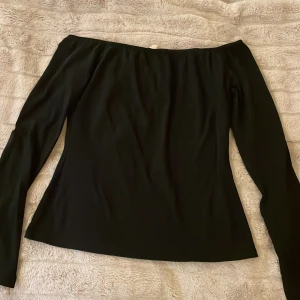 Off-shoulder tröja  - Använd fåtals gånger, super skönt material, resårband längst upp vilket gör att den sitter bra och inte glider ner, storlek M
