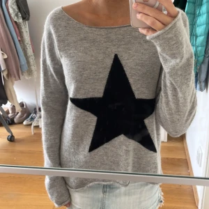 Kashmlirliknande tröja - En kashmirliknande tröja i ull och angora-ull med så coolt tryck 💓Står storlek M men passar bättre XS eller S tror jag