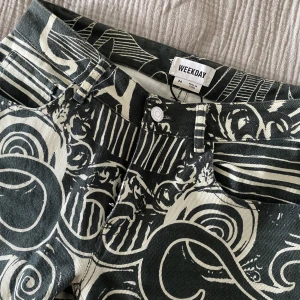 Jeans Weekday - Jättefina unika Jeans från Weekday! Använda 2ggr🌼Små i storleken 
