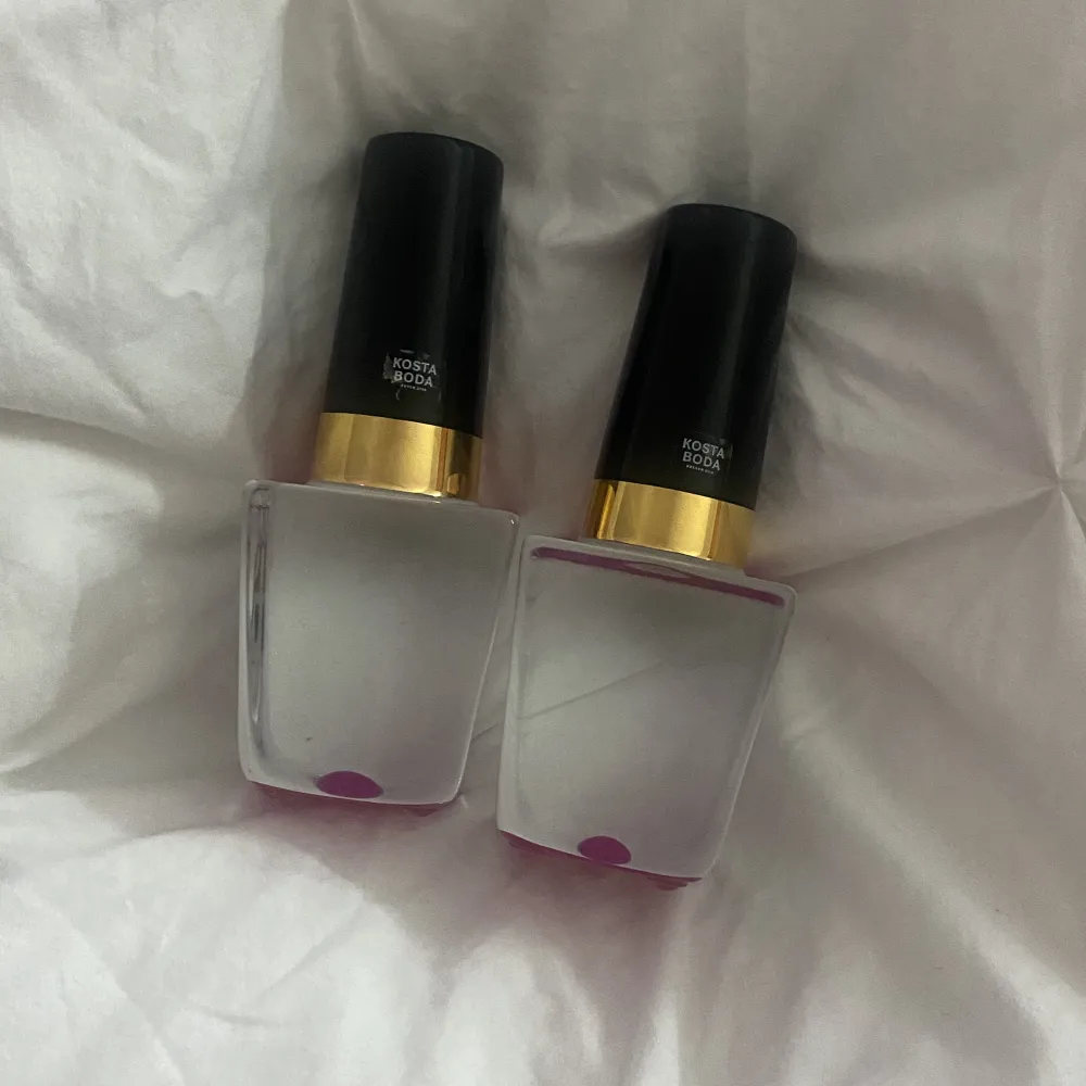 Säljer mina två nagellack från kosta boda, säljer för 449kr styck, nypris runt 999kr. Inte varit särskilt rörda på några år så inga skador:) super fina prydnader och samlar objekt. Övrigt.