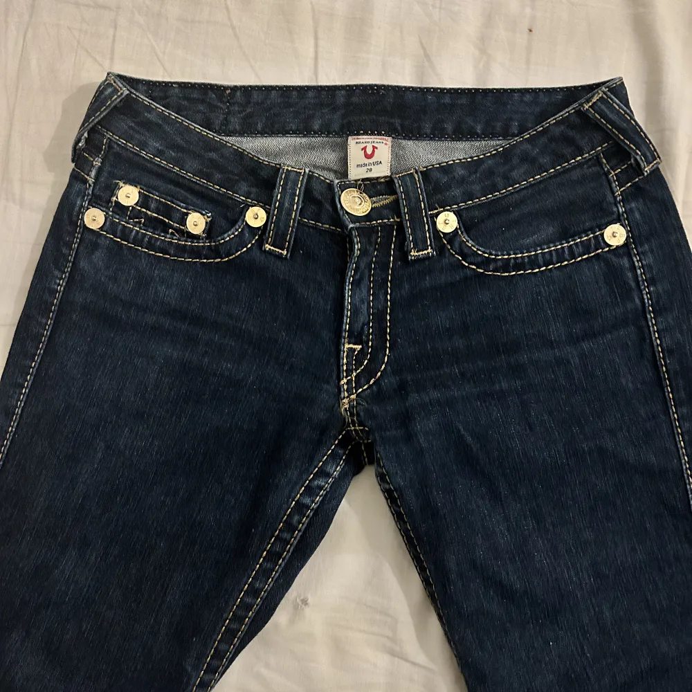 Jätte snygga True religion jeans som är flare/straight, mörkblåa och lågmidjade🥰 st 28 (amerikansk storlek) men passar XS/S🌟 midjemått: 78. Innerbenslängd: 80 (Var tvungen att ta bort gamla kontot så lägger ut här istället). Jeans & Byxor.