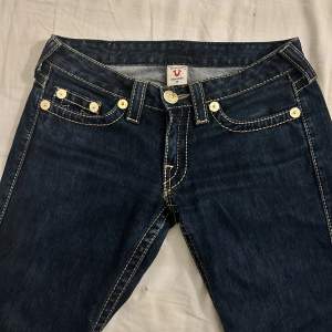 Jätte snygga True religion jeans som är flare/straight, mörkblåa och lågmidjade🥰 st 28 (amerikansk storlek) men passar XS/S🌟 midjemått: 78. Innerbenslängd: 80 (Var tvungen att ta bort gamla kontot så lägger ut här istället)