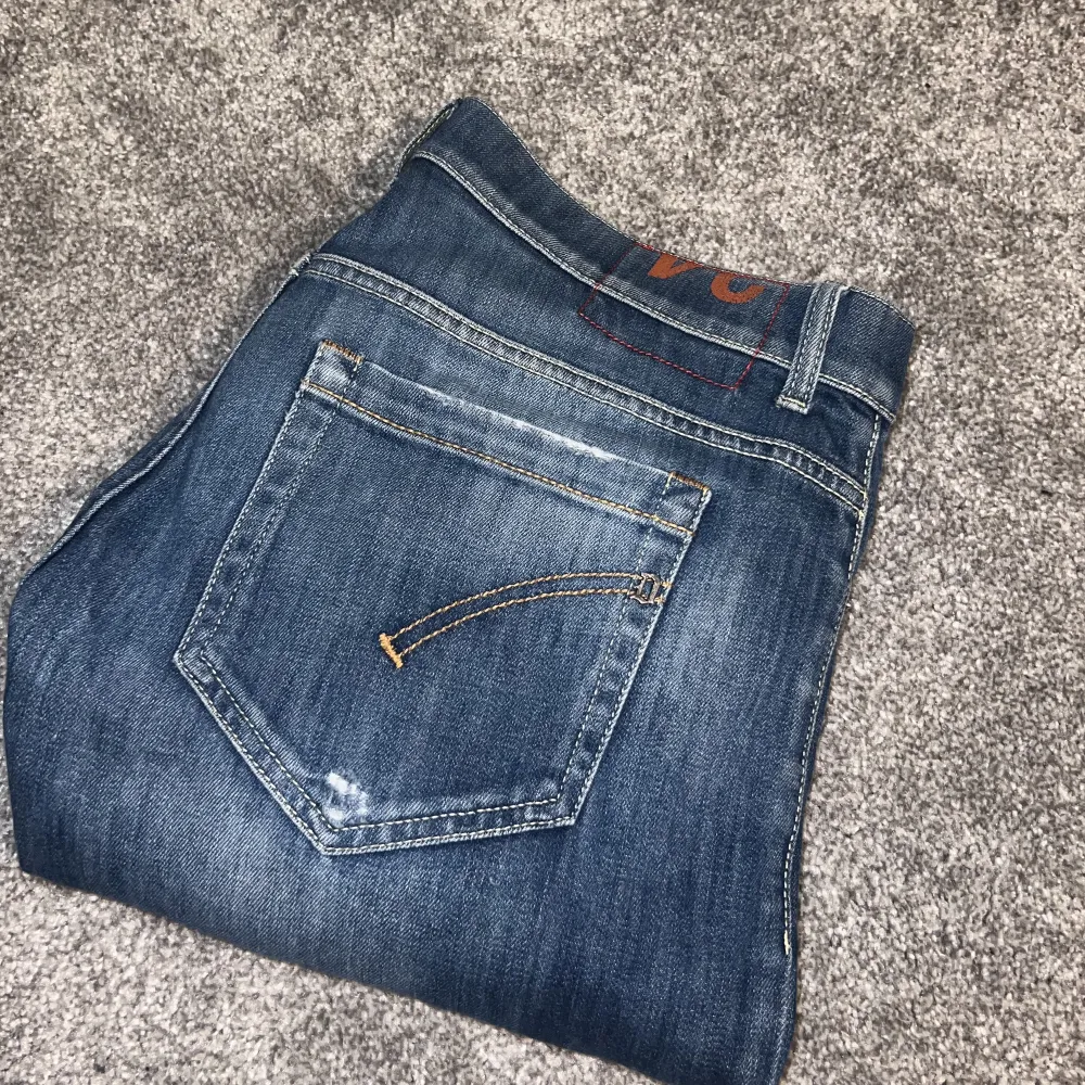 Dondup jeans storlek 34, skrev lagat av skräddare, sliten höger ficka . Jeans & Byxor.