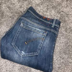 Dondup jeans storlek 34, skrev lagat av skräddare, sliten höger ficka 