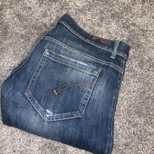 Dondup jeans - Dondup jeans storlek 34, skrev lagat av skräddare, sliten höger ficka 