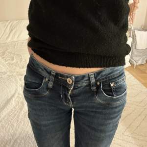 Säljer mina såå fina lågmidjade LTB jeans i modellen ”Valerie” köpta för ca 850kr!💓 Bra skick🩷 Skriv vid frågor eller mer bilder!  (längst ner har den lite slitningar, dock syns det inte när man har de på sig) 🩷