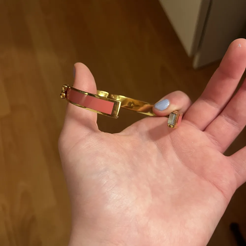 Jätte fint armband men kommer inte till användning därför säljer jag den. Asusteet.