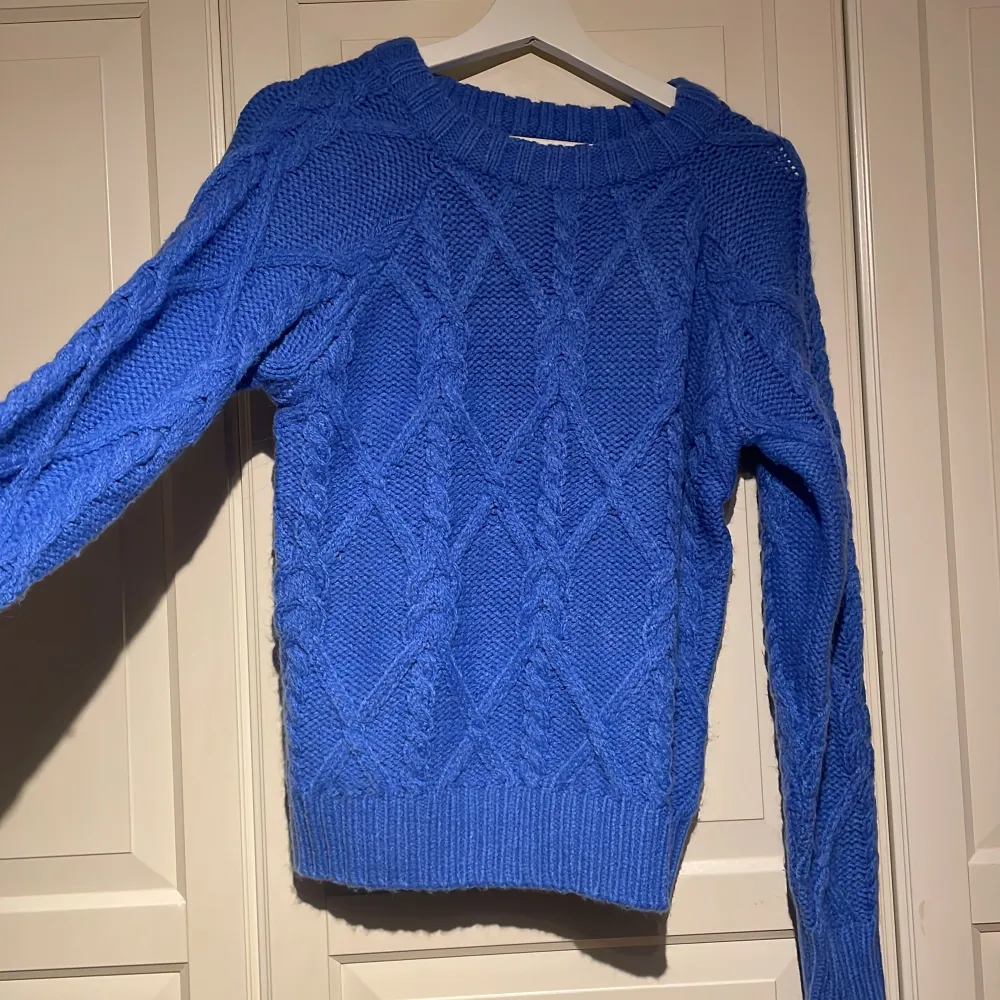 Väldigt skön & fin blå stickad tröja. Från Cubus, köpt för ca 400kr. Har använt 1-2 gånger så säljer för 199.  Framsida har mönster, baksidan är ”normal”. Storlek S/Small. Stickat.