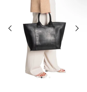 Väska - Säljer nu min ursnygga väska med märket Hvisk. Köpt från Nobo Design och är använd max 10 gngr. Köpt för ungefär 3-4 månader sedan och är väldigt ny. Ordinarie pris är 995kr, samt är slutsåld. Priset kan diskuteras. Skriv privat för egna bilder.