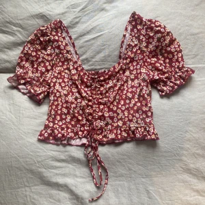 Blommig top - Jättesöt blommig top🌺 Väldigt lite använd så fint skick! Storlek S