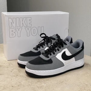 Nike air force - Helt oanvända Nike air force ”by you”. Storlek 40,5. Orginalbox medföljer. Digitalt kvitto finns.