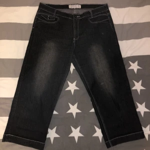 baggy jeans - baggy svarta jeans med snygga detaljer här och där👍 använda men i bra skick! Kom priv om mer bilder❤️