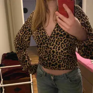 En fin tröja med leopard print. Inga defekter. Skriv för mer info☺️