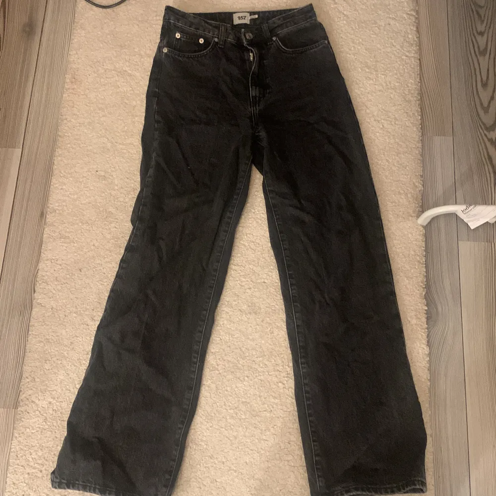 Urtvättade svarta jeans från lager 157 i modellen boulevard, dem är högmidjade och i nyskick.. Jeans & Byxor.