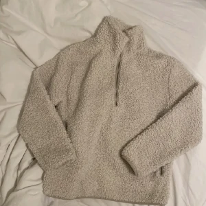 Teddyjacka HM - Säljer en fin teddy ”jacka” från HM i supermysig Boulce-material🫶🏼 Den är sparsamt använd, därav i bra skick!☺️Står XS, men är oversize och passar både S/M
