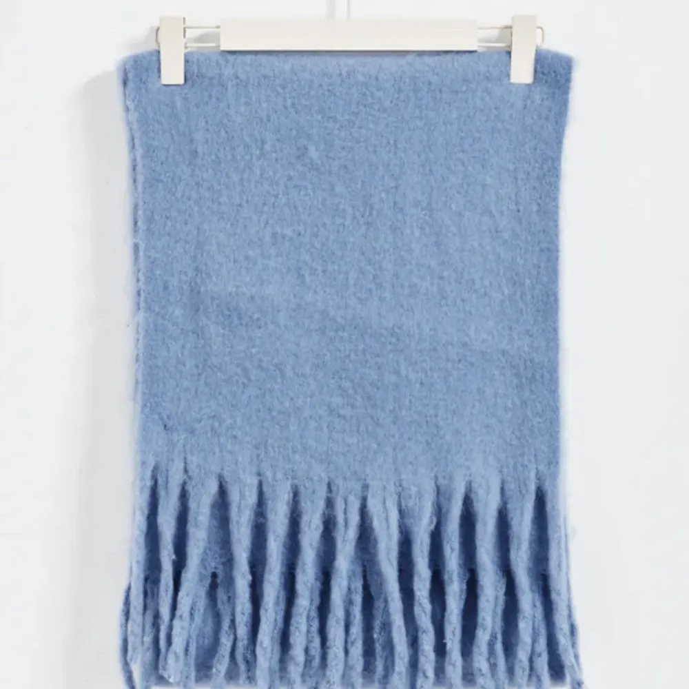 Säljer denna såå mysiga och fina blåa halsduk ifrån ginatricot. Köpte förra året för 200 och har aldrig använts, den är så varm,skön och mysig. Övrigt.