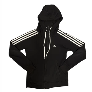 adidas kofta/hoodie - säljer denna adidas track jacket koftan som jag säljer pga att jag gillar inte hur den passar mig. den är i bra skick förutom nopprar i innanför och lite utanför. om du har frågor så är det bara att kontakta mig.