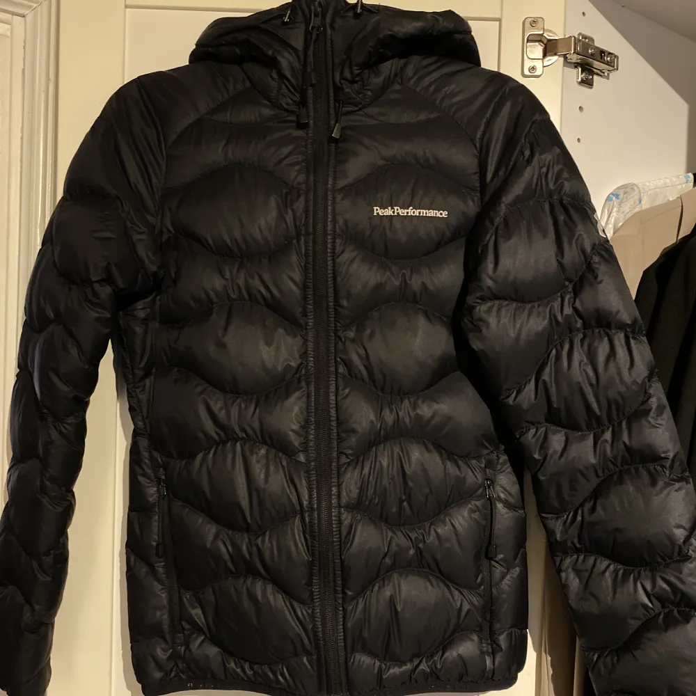 Säljer nu min peakperformance jacka (Helium Down Hood Jacket) i strl. XS💕 Väldigt fint skick förutom ett litet hål i vänstra framfickan, går lätt att fixa!!🤍😇 pris kan diskuteras. Jackor.