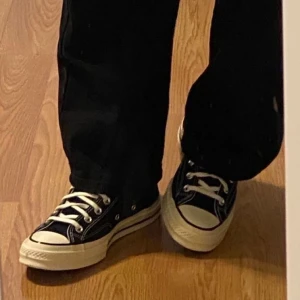 Svarta converse skor  - Säljer dessa svarta Converse som jag inte använder, köpte det för 700kr säljer nu för mindre pris 