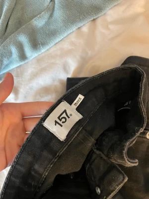 svarta jeans  - svart skinny jeans, inte min stil längre så därför säljer jag. dom är väll lite urtvättade men annars sitter dom bra osv. 💞