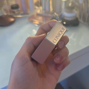 Läppstift  - Pop Lip Colour Beige Pop - från Clinique Nypris 265kr