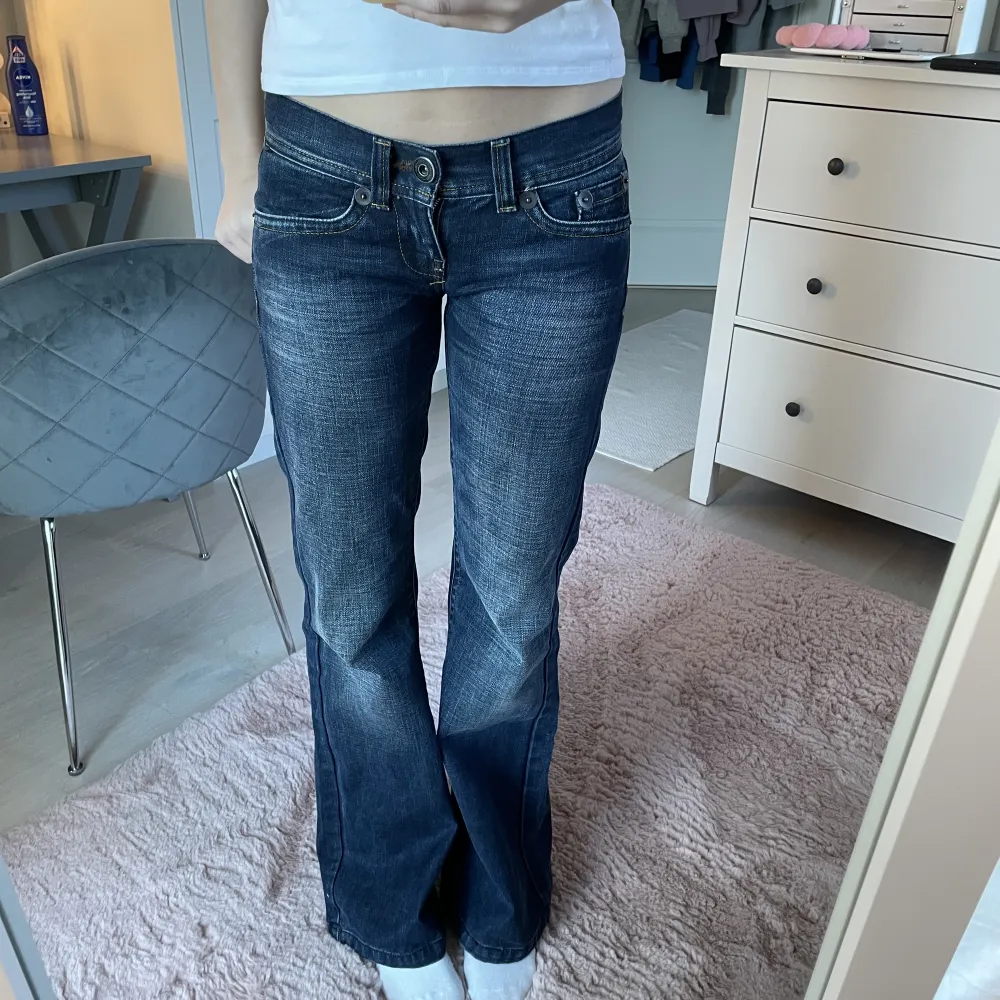 Lägger ut igen pga oseriös köpare! Lågmidjade jeans passar mig i längden, är 173 cm❤️ Midjemåttet tvärs över är 39 cm, inrebenslängden är 82 cm och tvärs över låret 24 cm. Pris går absolut att diskutera🙌. Jeans & Byxor.