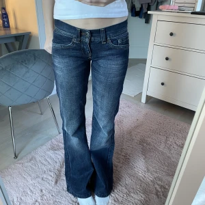 Lågmidjade jeans - Lägger ut igen pga oseriös köpare! Lågmidjade jeans passar mig i längden, är 173 cm❤️ Midjemåttet tvärs över är 39 cm, inrebenslängden är 82 cm och tvärs över låret 24 cm. Pris går absolut att diskutera🙌