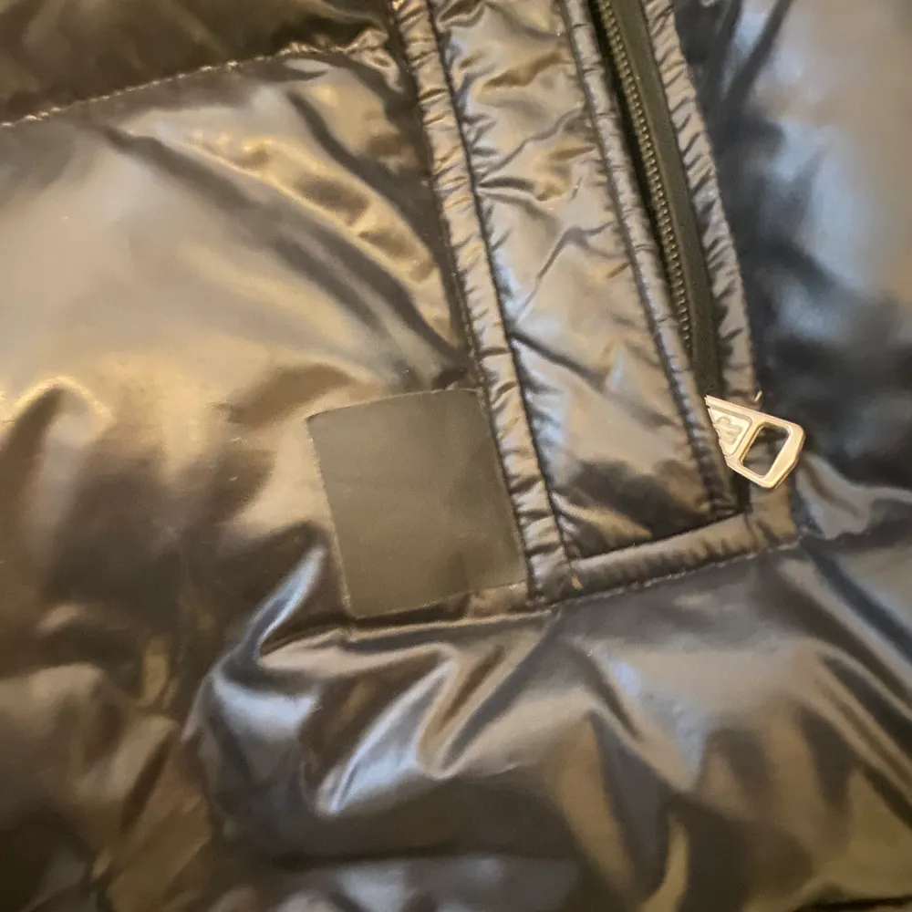 Moncler montbeliard jacket  Storlek: 2 (M) Cond: 7/10 (lite lagningar, syns på bilderna( Pris: 8499kr (nypris ca 17999kr). Jackor.