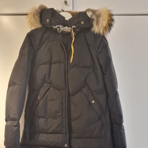 PARAJUMPERS vinterjacka - PARAJUMPERS vinter jacka  Färg Svart storlek M  Använd 2 gånger!  Skriv för fler bilder  Rök/djurfri 