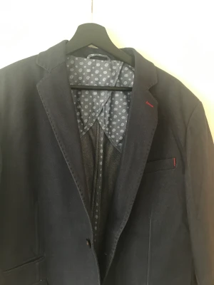 Kavaj Herrmodell  - Säljer en jättefin Kavaj från ERLA OF Sweden, Exclusive Collection  Kavajen är i mycket fint skick  Storleken är C108 och färgen är marinblå/mattblå mjuk och fin i tyget. Köpt på www.erlaofsweden.se   Köparen står för frakten! 