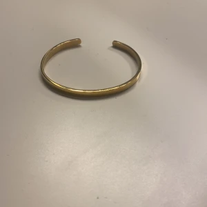 Guld armband  - Ett justerbart armband som ej kommer till användning pågrund av att jag inte använder guld, vet ej vad nypriset är💗💗säljer ganska dyrt då jag vet att det inte är fake guld  