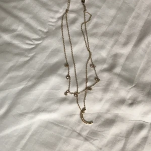 Måne Halsband  - - Halsband - Mönster: Måne och diamanter - Färg: Guld  - Skick: Mycket bra  Kontakta mig gärna vid frågor 💕 