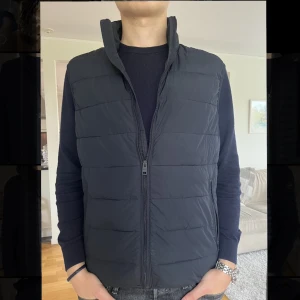 Mango väst - Säljer denna sjukt snygga väst ifrån Mango. Den är i ett mycket fint skick och är sparsamt använd. Hör av dig vid frågor eller funderingar!