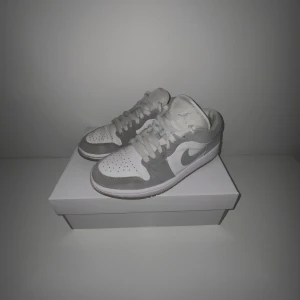 JORDAN 1 "WOLF GREY" LOW  - Säljer ett par jordan 1 Wolf grey low. Använda men fortfarande i fint skick! Skriv Pm för fler bilder.