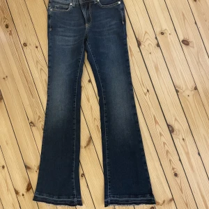 Hunkydory jeans  - Köpte på deras hemsida men var tyvärr försmå för mig så säljer därav! Jättefin färg! Hör av er för fler bilder eller frågor! 🩷🩷storlek 25/32 vilket är samma som 34/xs!!!