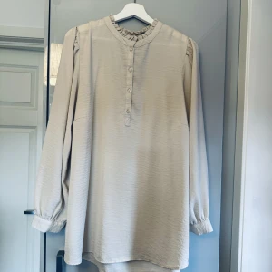 Blus från Zizzi Stl 46-48 - Superfin blus från Zizzi i storlek 46-48 Lite längre modell med fint fall. Superfint skick!