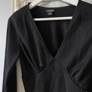 Monki v-ringad blus - Jättesöt blus från med v-ringning och vida ärmar! Endast använd 1 gång🪩