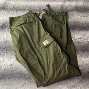 Carhartt cargobyxa i mycket bra skick. 38×32 i storlek. Midja 86 innerben 82