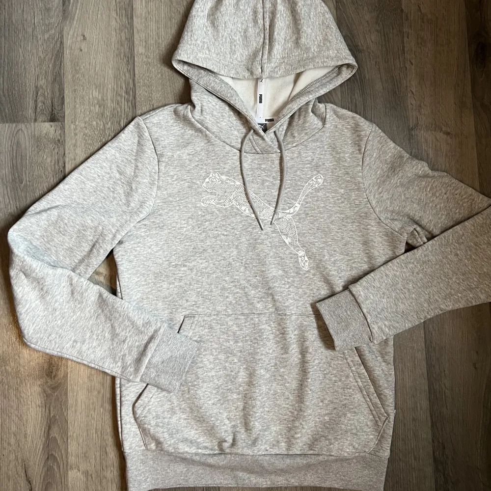 En grå Puma hoodie som jag bara har använt 2-3 gånger. Är i slim modell så passar jättebra på en som har S.. Hoodies.