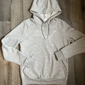 En grå Puma hoodie som jag bara har använt 2-3 gånger. Är i slim modell så passar jättebra på en som har S.