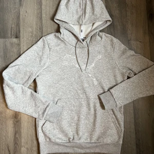 Puma hoodie - En grå Puma hoodie som jag bara har använt 2-3 gånger. Är i slim modell så passar jättebra på en som har S.