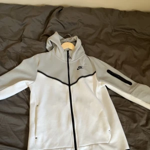 Nike tech grå/vit - Snyggaste techen nånsin. En grå vit tech som inte finns att köpa längre. Den är i helt nytt skick så inge fläckar ingenting