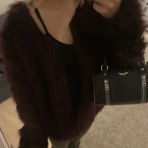 Pälsjacka - Säljer min ursnygga pälsjacka från soul river i stl S men passar mig som har xs och även M skulle jag säga. Köptes för ett tag sen men har inga defekter, köptes för 599! Pris går att diskutera vid snabb affär!❤️