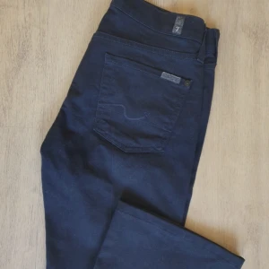 7 for all mankind bootcut - Säljer vidare dessa 7 for all mankind jeans i storlek 25. Känns som helt nya :) 