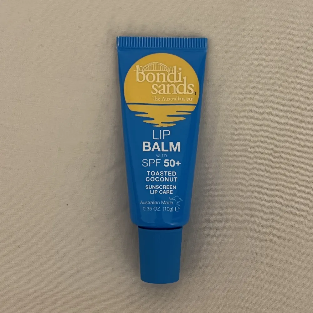 Säljer ett lipbalm med spf 50 som är i smaken/doften coconut och den är helt oanvänd☺️Orginalpris: 169kr, säljer för 50kr. Övrigt.