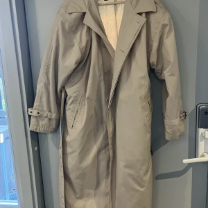 Trenchcoat  - Lång och lite vadderad trenchcoat.